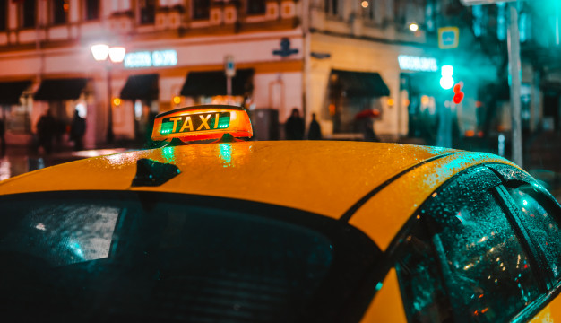 Повышенный спрос: с самого утра из-за дождя запорожцев ждут завышенные цены на такси (ФОТО)