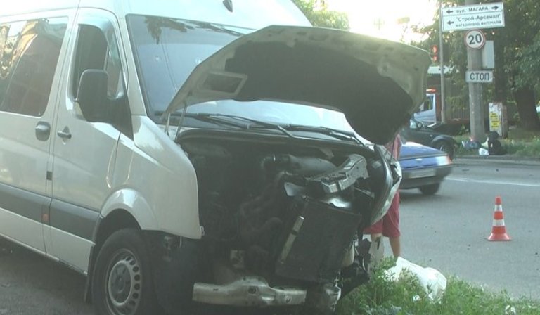 13 человек в больнице: в Запорожье столкнулись маршрутка и иномарка (ФОТО)