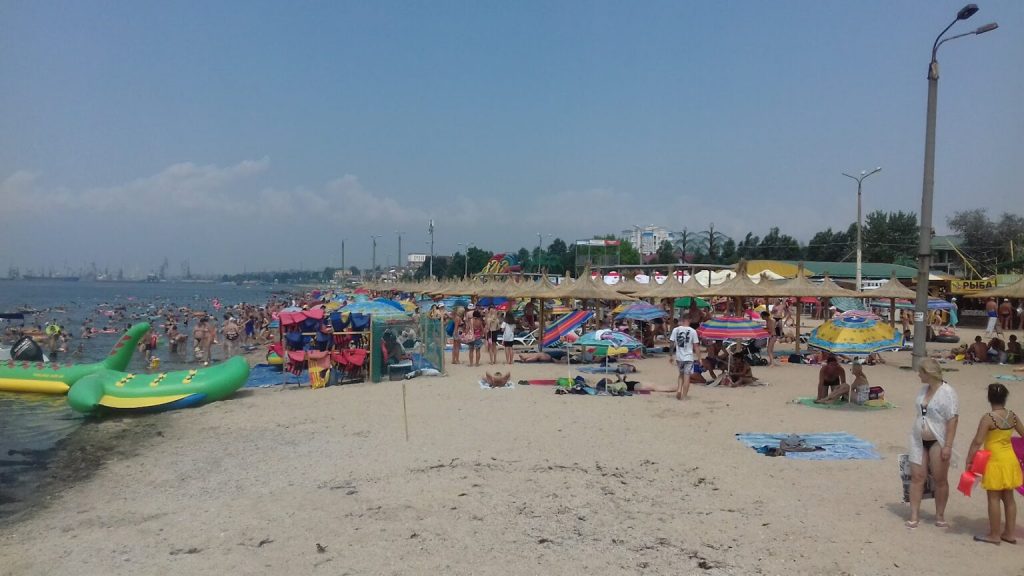 На пляже Бердянска ажиотаж отдыхающих из-за чистого моря без медуз и водорослей (ФОТО)
