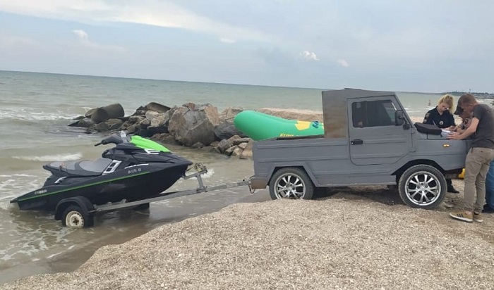 Курортник на гидроцикле против вооруженных пограничников: видео задержания