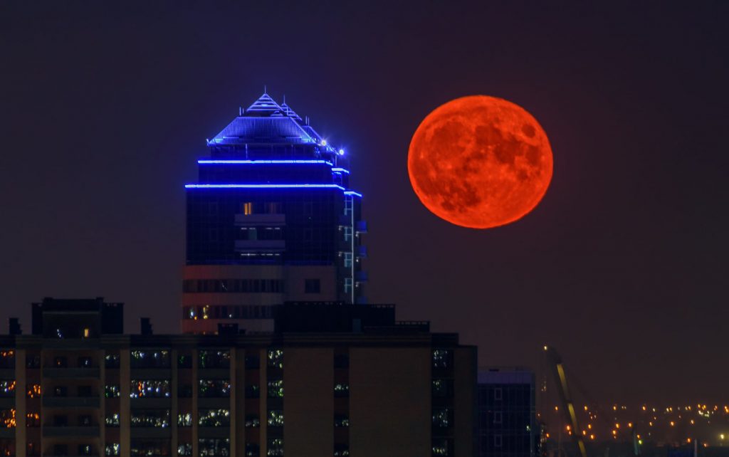 Над Запорожьем взошла необычайно большая и яркая луна: взгляд фотографа