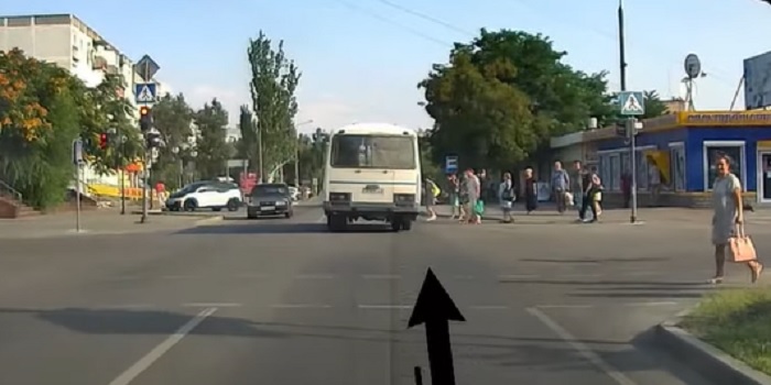 «На волоске»: в Запорожской области автобус чуть не сбил группу пешеходов на переходе (ВИДЕО)