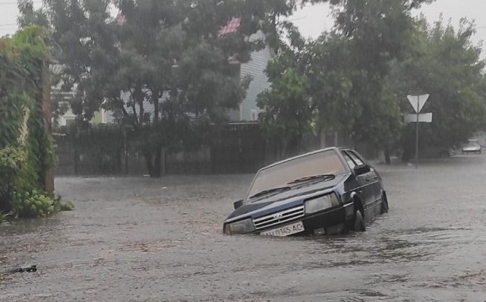 Непогода в Бердянске: погибло два человека (ВИДЕО)