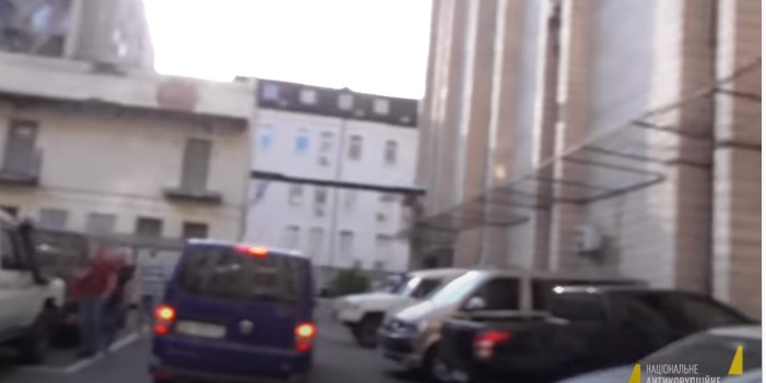 Детективы НАБУ устроили погоню за микроавтобусом СБУ, в котором был беглый судья Чаус (ВИДЕО)