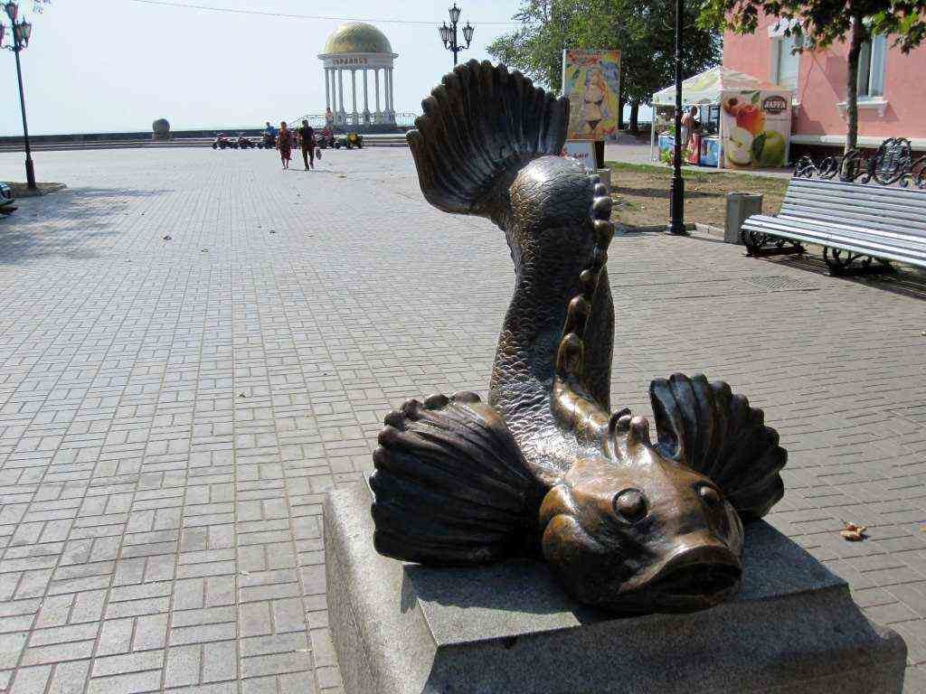 В Бердянске «гоп-стопом» занялась девушка (ФОТО)