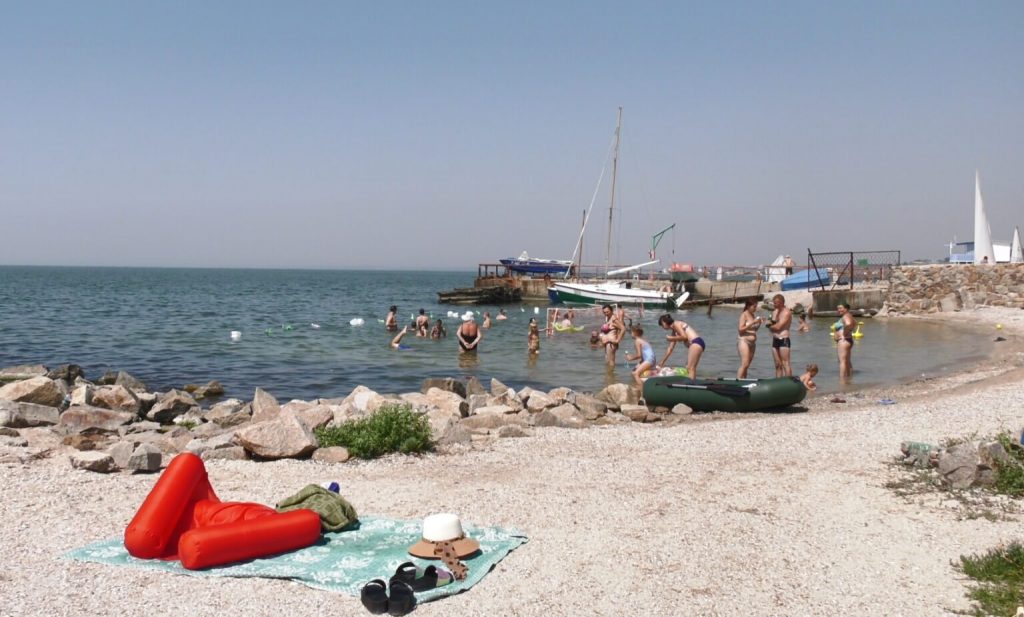 В Бердянске предприниматель сам сделал защиту от медуз всего за 2500 гривен (ФОТО, ВИДЕО)