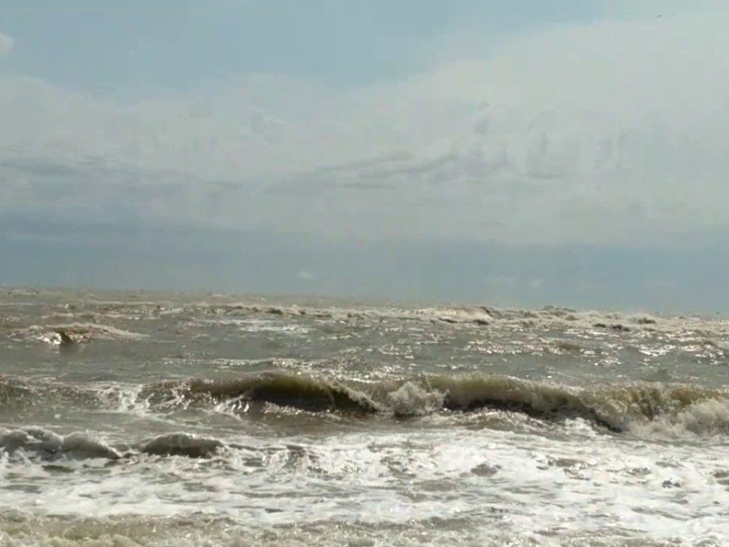 В Кирилловке надеются на шторм, который может очистить море от медуз