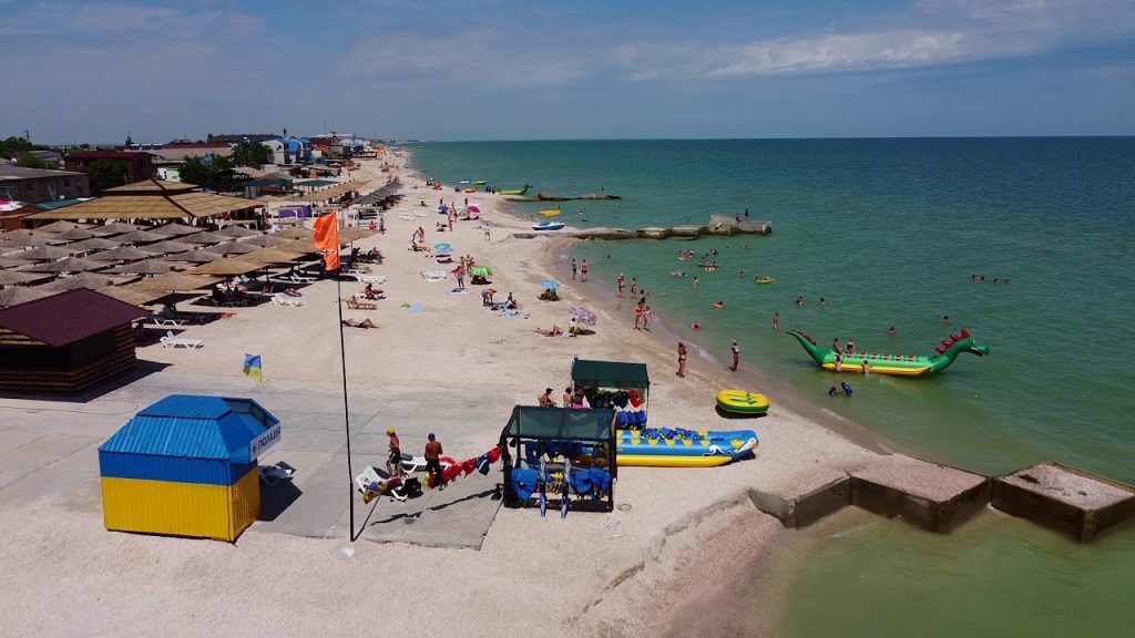 Смерть сотрудника на пляже Кирилловки: 3 недели не могут найти владельца аттракциона