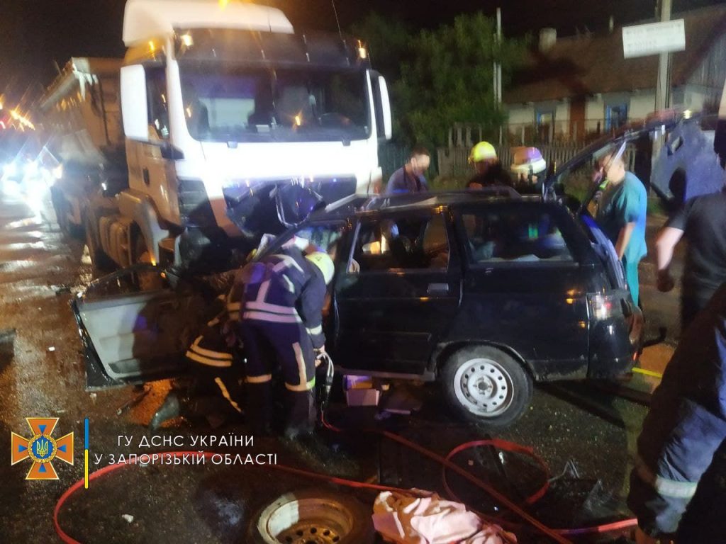 Лобовое столкновение ВАЗа и грузовика: появились фото ДТП с пострадавшими в Запорожье