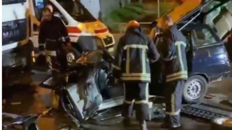 В Запорожье из-за ДТП легковушка превратилась в груду металла (ФОТО)