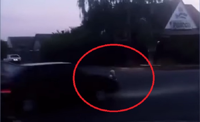 В Запорожской области женщина уже неделю бросается под авто: медики помочь не могут (ВИДЕО)