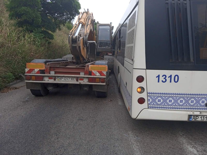 В Запорожье грузовик столкнулся с автобусом: есть пострадавшие (ВИДЕО)