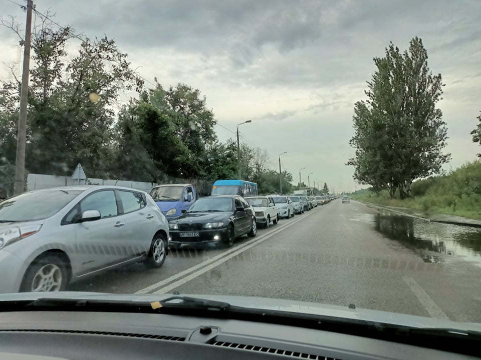 Авто разворачиваются: Запорожье остановилось в масштабных в пробках (ФОТО)