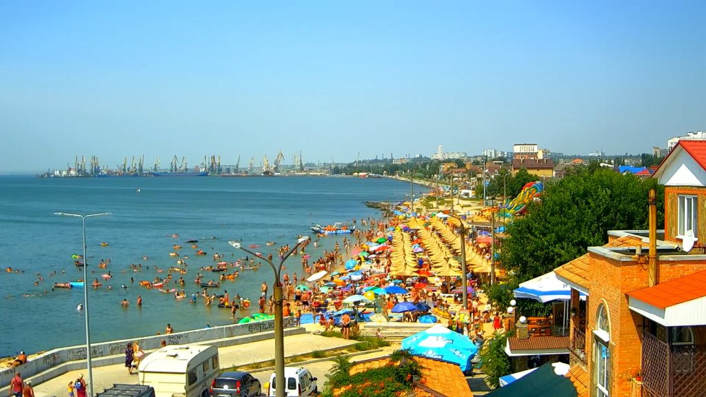 Море заполонили отдыхающие: как выглядят пляжи Кирилловки и Бердянска на выходных (ФОТО)