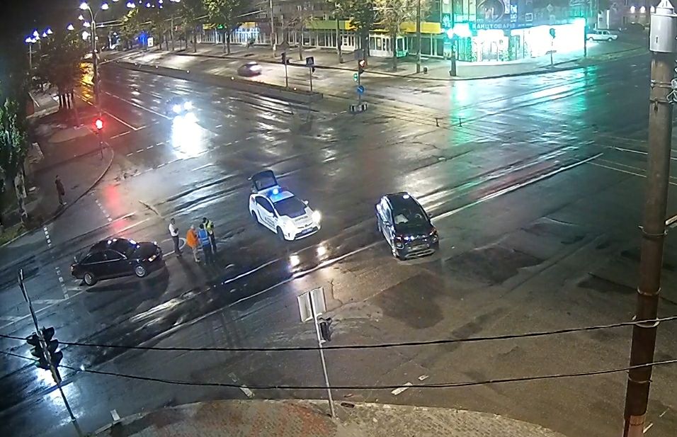 В Запорожье на проспекте Соборном столкнулись авто: ВИДЕО момента ДТП