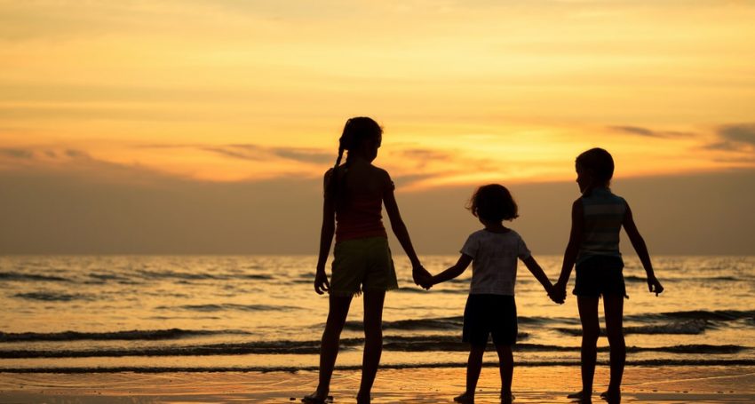 Трое детей остались без матери в Запорожской области: бросила и стала жить в поле