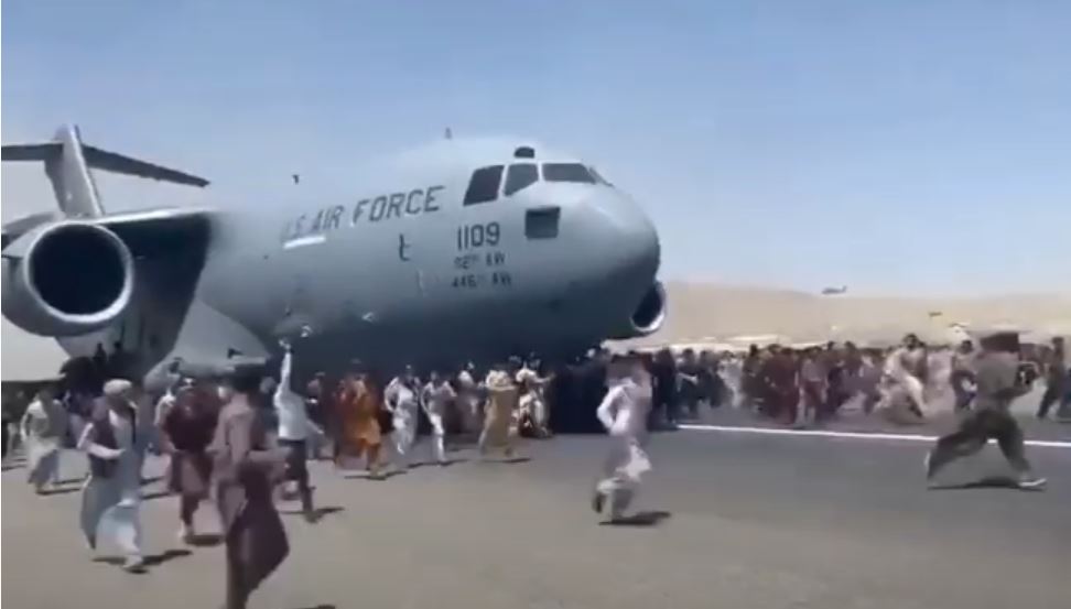 Жители Афганистана, спасаясь от талибов, цепляются за внешнюю сторону улетающих самолетов (ВИДЕО)