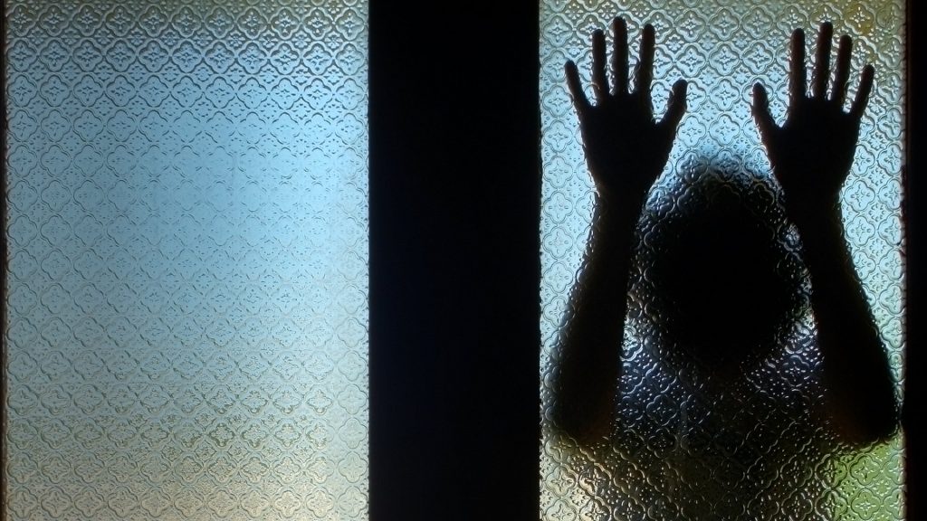 Шприцы, алкоголь и следы крови: на базе отдыха в Кирилловке нашли мертвой женщину