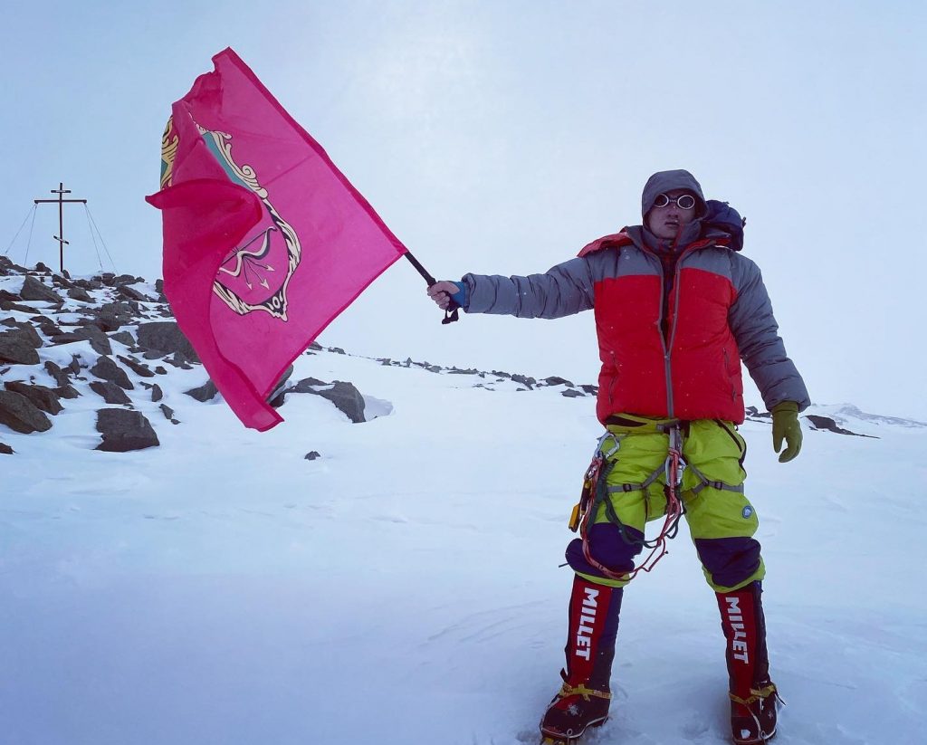 На одной из высочайших вершин Центральной Азии развернули флаг Запорожья (ФОТО)
