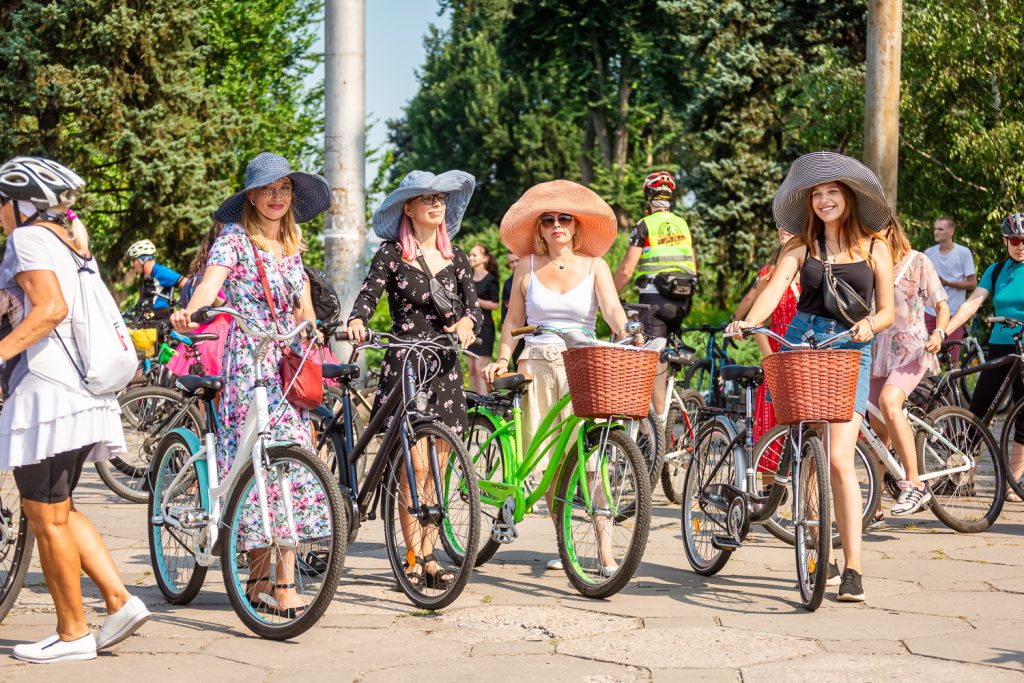 В платьях, юбках и шляпах: по Запорожью проехали сотни девушек на велосипедах (ФОТО)