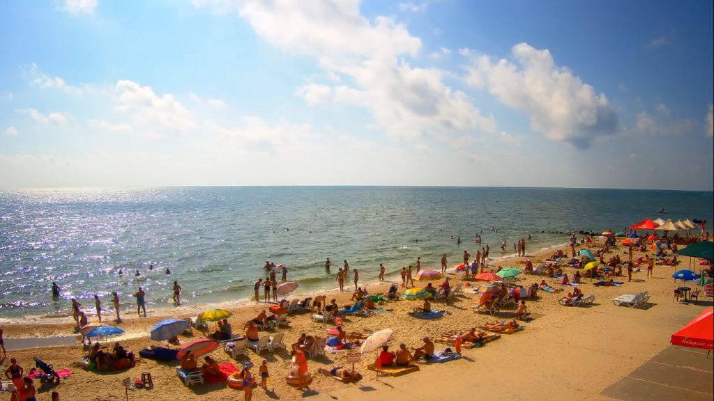 Как выглядят пляжи Кирилловки и Бердянска в последние дни лета (ФОТО)