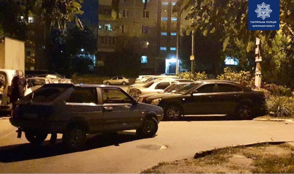 В Запорожье водитель «восьмерки» пытался дать 300 долларов полицейским