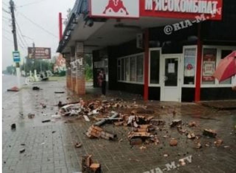 В Запорожской области водитель Honda протаранил остановку и газетный киоск (ФОТО)