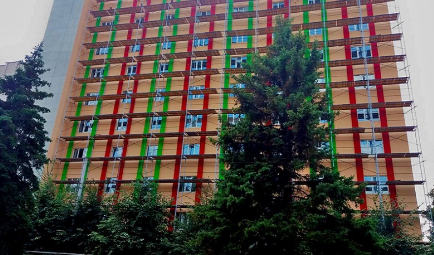 В общежитиях ЗНУ делают капитальный ремонт: фасад окрасили в яркие цвета (ФОТО)