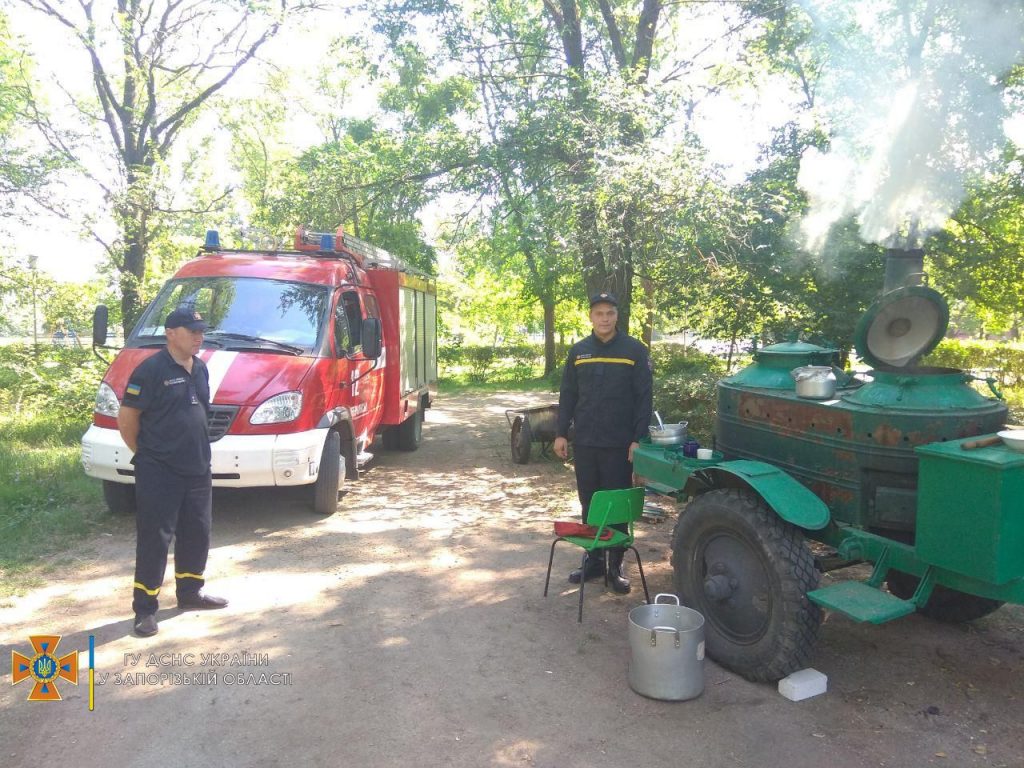Нескольким сотням детей из лагерей Бердянска еду готовят на полевой кухне (ФОТО)