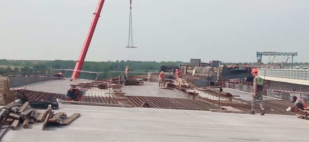 Названы сроки окончания работ на балочном мосту и причина отселения жителей с Хортицы (ФОТО)