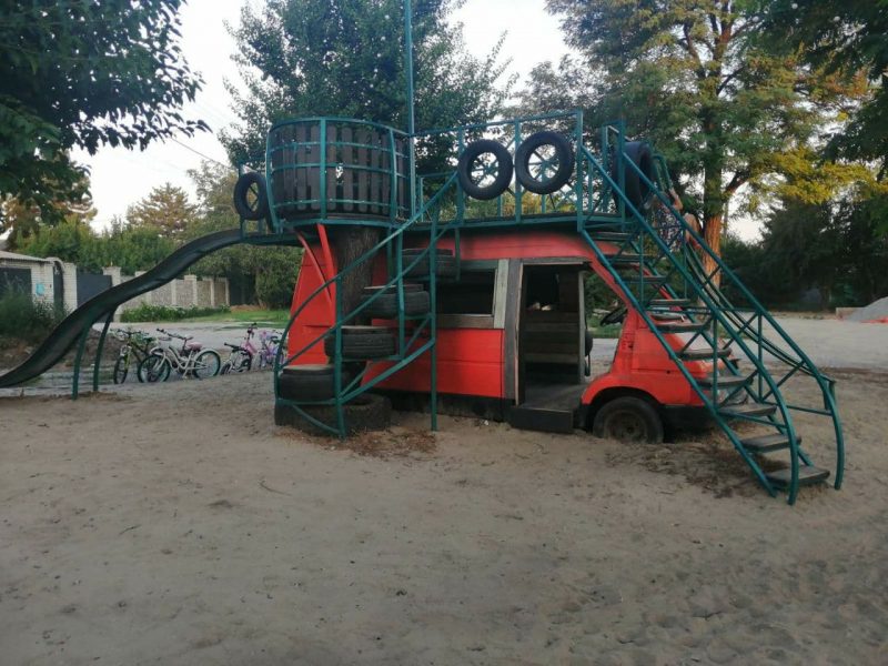 В Запорожье старый «бусик» переделали в детскую площадку (ФОТО)