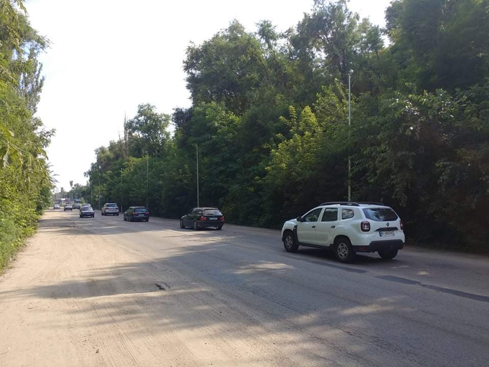 В Запорожье устанавливают освещение на пути к «Эпицентру» (ФОТО)