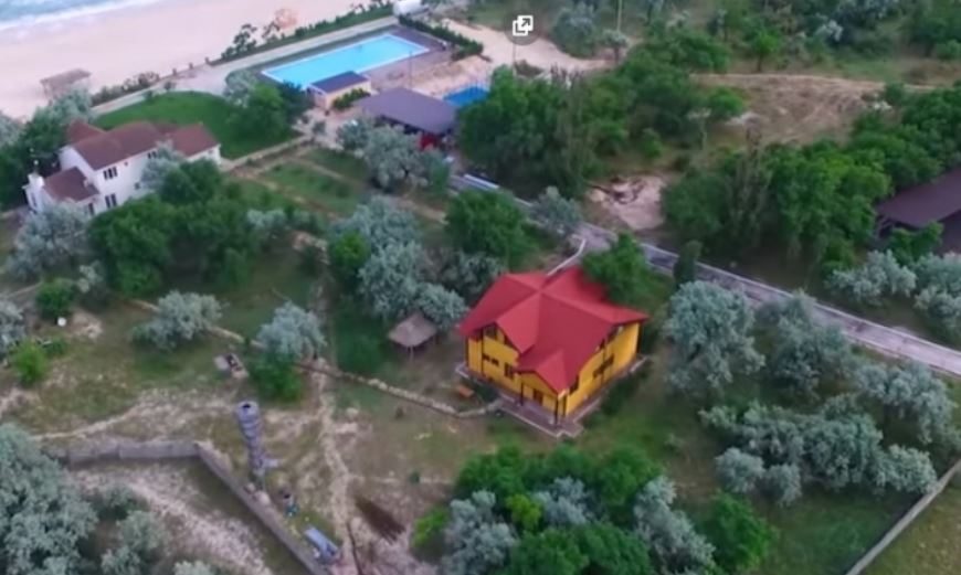 На Бирючем острове в резиденции президента появился бассейн: кто и за сколько его купил