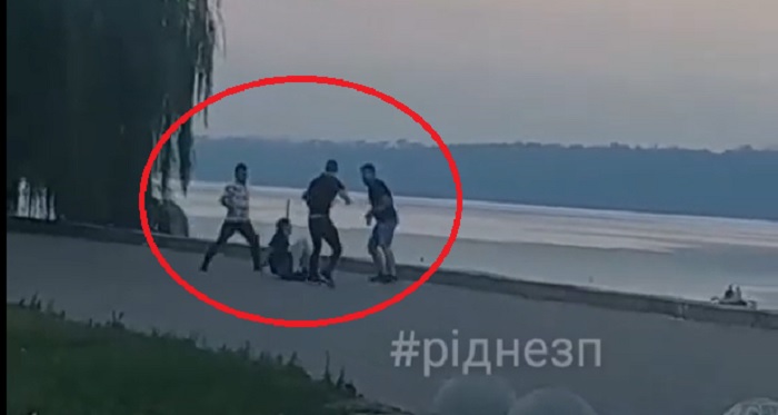 В Запорожье возле пляжа произошла массовая драка: один из парней упал без сознания (ВИДЕО)