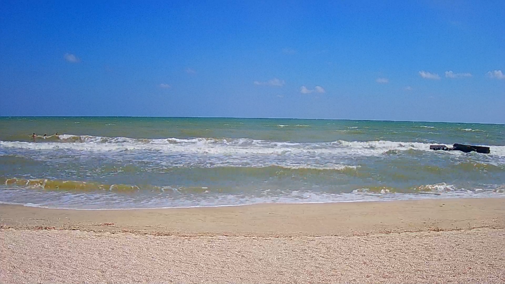 В Кирилловке желающих искупаться в море очень много, несмотря на большие волны (ФОТО, ВИДЕО)