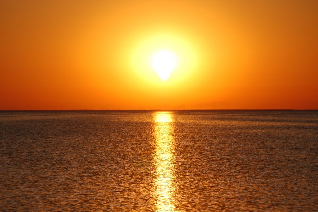 Появились волшебные фото заката на Утлюкском лимане