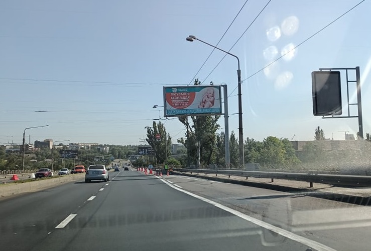 В Запорожье на дамбе закрыли проезд по двум полосам (ФОТО)