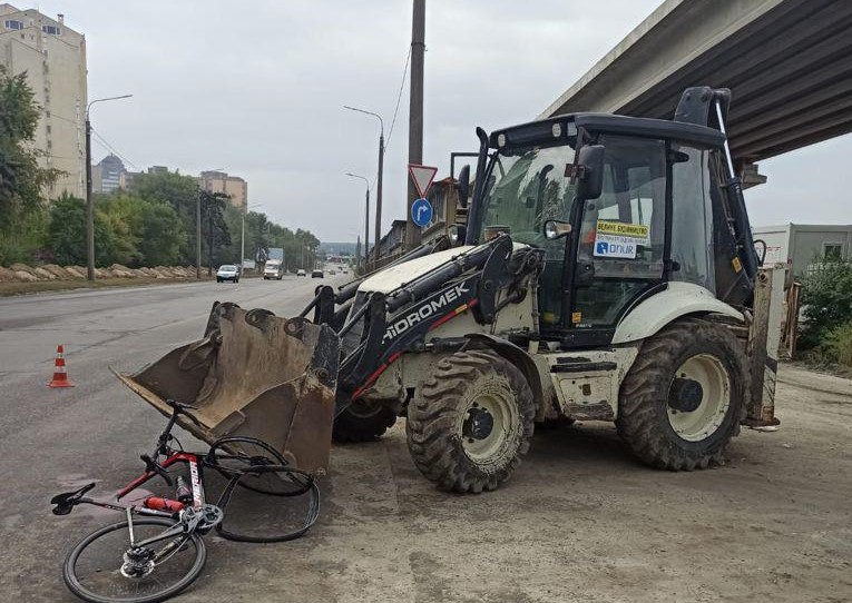 В Запорожье велосипедист столкнулся с трактором «Онур»: один человек погиб (ФОТО)