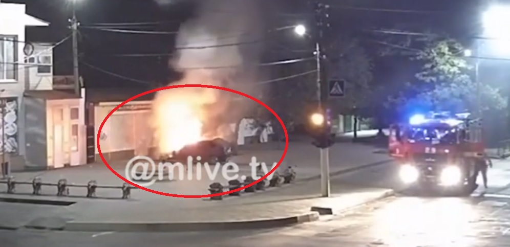 Автомобиль начал движение после поджога в Запорожской области: момент попал на ВИДЕО
