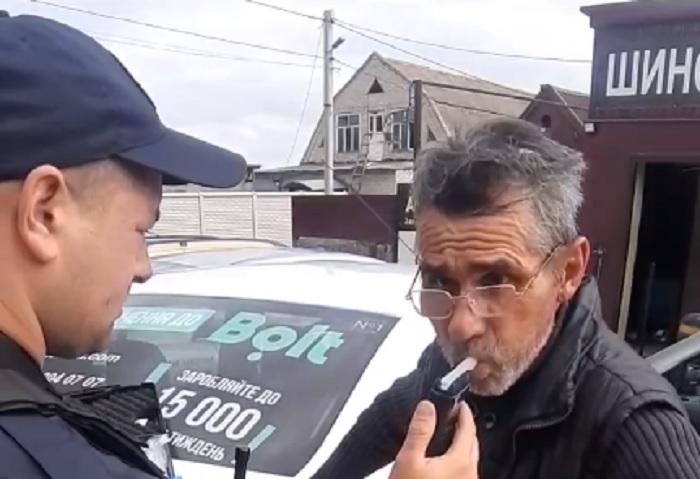 «Я бухой» — в Запорожье водитель службы такси признался полицейским (ВИДЕО)