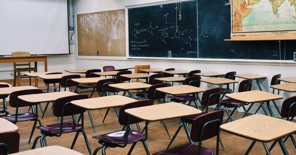 Сколько школ в Запорожье остается в режиме дистанционки (СПИСОК)