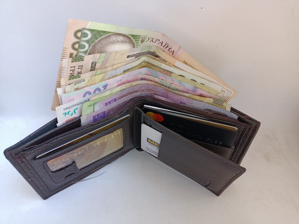 На Запоріжжі піднімуть зарплати тим, хто працює під обстрілами