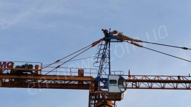 Мужчина грозился спрыгнуть с крана в Запорожской области: его отговаривали прохожие