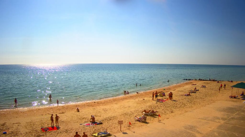 Курортники отдыхают в Кирилловке и Бердянске в середине сентября: как выглядят пляжи (ФОТО)