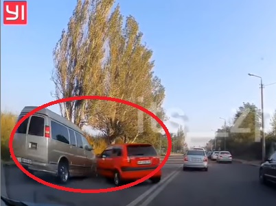 В Запорожье столкнулись два нарушителя ПДД: момент ДТП попал на видео