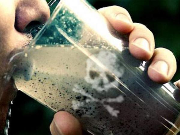 Запорожанка отравилась водой из-под крана: горожане жалуются на затхлый запах