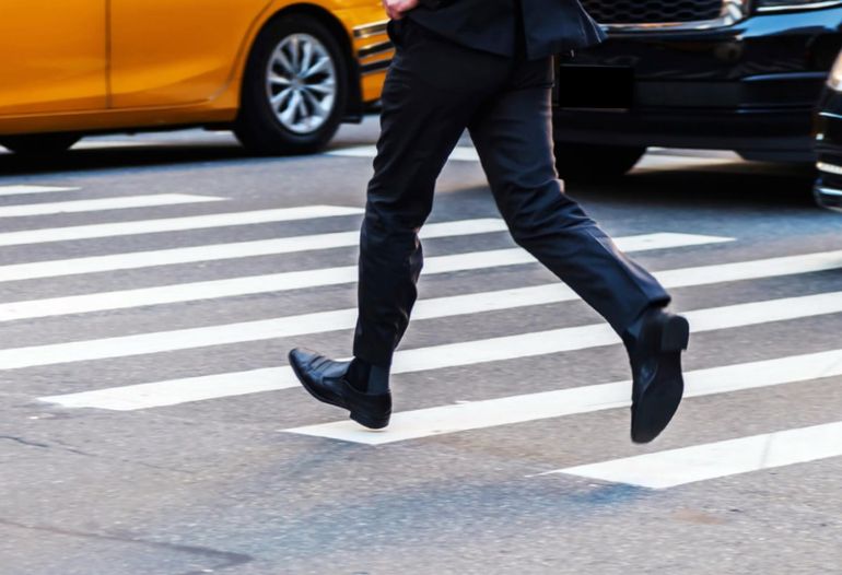 В Запорожской области женщина сбила пешехода и поехала дальше: момент попал на видео