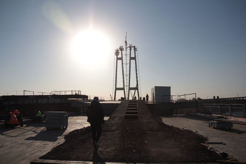 В Запорожье начали монтировать ванты на мосту: видеофакт