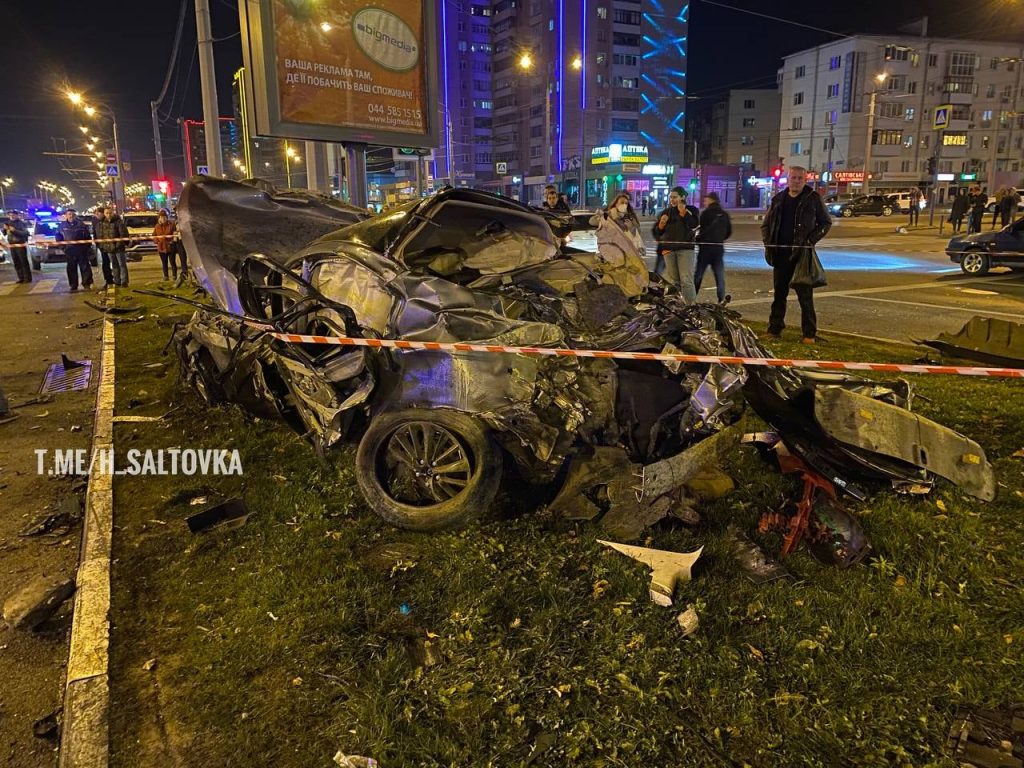 Трое в реанимации, один погиб: подросток за рулем устроил ДТП в Харькове (ФОТО, ВИДЕО)