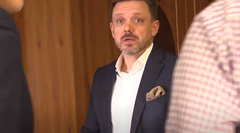 Опубликовано видео нападения на журналистов в кабине главы Укрэксимбанка Мецгера